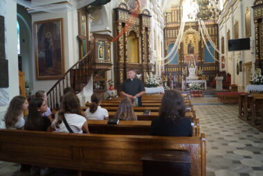 Zdjęcia z galerii Młodzież z Gręboszowa odkrywa lokalne korzenie na warsztatach „Odkrywamy lokalne tradycje z questami”