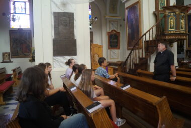 Zdjęcie z galerii Młodzież z Gręboszowa odkrywa lokalne korzenie na warsztatach „Odkrywamy lokalne tradycje z questami”