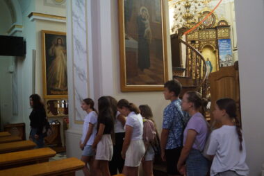 Zdjęcie z galerii Młodzież z Gręboszowa odkrywa lokalne korzenie na warsztatach „Odkrywamy lokalne tradycje z questami”