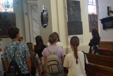 Zdjęcie z galerii Młodzież z Gręboszowa odkrywa lokalne korzenie na warsztatach „Odkrywamy lokalne tradycje z questami”