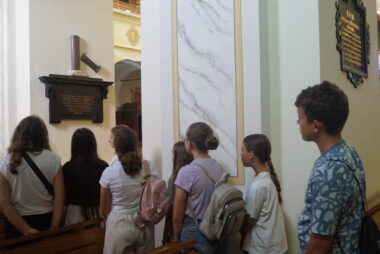 Zdjęcie z galerii Młodzież z Gręboszowa odkrywa lokalne korzenie na warsztatach „Odkrywamy lokalne tradycje z questami”