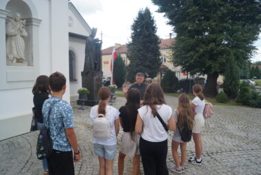 Zdjęcie z galerii Młodzież z Gręboszowa odkrywa lokalne korzenie na warsztatach „Odkrywamy lokalne tradycje z questami”