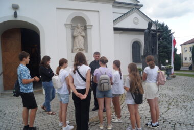 Zdjęcie z galerii Młodzież z Gręboszowa odkrywa lokalne korzenie na warsztatach „Odkrywamy lokalne tradycje z questami”