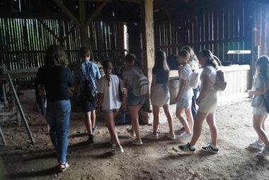 Zdjęcie z galerii Młodzież z Gręboszowa odkrywa lokalne korzenie na warsztatach „Odkrywamy lokalne tradycje z questami”