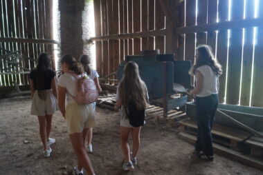 Zdjęcie z galerii Młodzież z Gręboszowa odkrywa lokalne korzenie na warsztatach „Odkrywamy lokalne tradycje z questami”