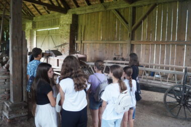 Zdjęcie z galerii Młodzież z Gręboszowa odkrywa lokalne korzenie na warsztatach „Odkrywamy lokalne tradycje z questami”