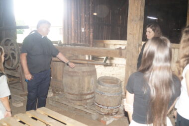 Zdjęcie z galerii Młodzież z Gręboszowa odkrywa lokalne korzenie na warsztatach „Odkrywamy lokalne tradycje z questami”