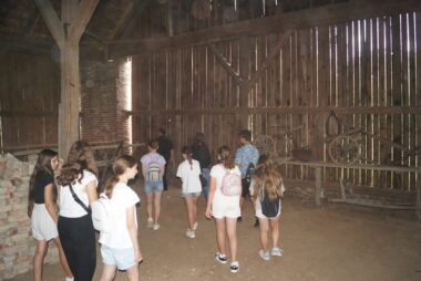 Zdjęcie z galerii Młodzież z Gręboszowa odkrywa lokalne korzenie na warsztatach „Odkrywamy lokalne tradycje z questami”