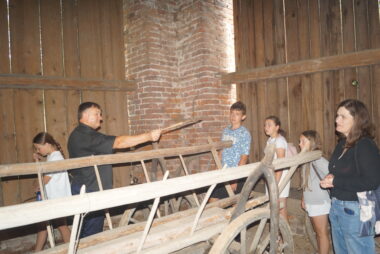 Zdjęcie z galerii Młodzież z Gręboszowa odkrywa lokalne korzenie na warsztatach „Odkrywamy lokalne tradycje z questami”