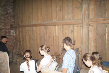 Zdjęcie z galerii Młodzież z Gręboszowa odkrywa lokalne korzenie na warsztatach „Odkrywamy lokalne tradycje z questami”