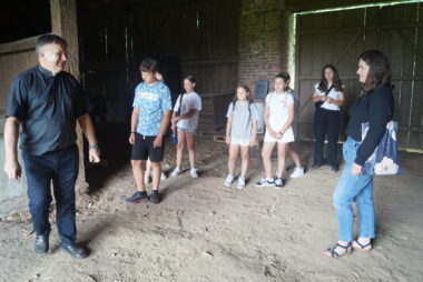 Zdjęcie z galerii Młodzież z Gręboszowa odkrywa lokalne korzenie na warsztatach „Odkrywamy lokalne tradycje z questami”