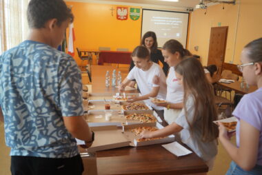 Zdjęcie z galerii Młodzież z Gręboszowa odkrywa lokalne korzenie na warsztatach „Odkrywamy lokalne tradycje z questami”