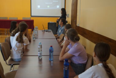 Zdjęcie z galerii Młodzież z Gręboszowa odkrywa lokalne korzenie na warsztatach „Odkrywamy lokalne tradycje z questami”