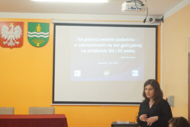 Zdjęcie z galerii Młodzież z Gręboszowa odkrywa lokalne korzenie na warsztatach „Odkrywamy lokalne tradycje z questami”