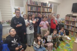 Zdjęcie do wpisu Biblioteki mają Moc! Noc Bibliotek 2025 pod hasłem „Do dzieła!”